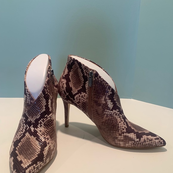Jessica Simpson snake print stiletto ankle boots - Picture 3 of 5